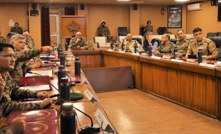Northern Army Commander Reviews Security Situation in Kashmir