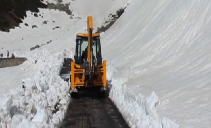 Police rescue 02 Punjab residents stranded in snow in Kishtwar