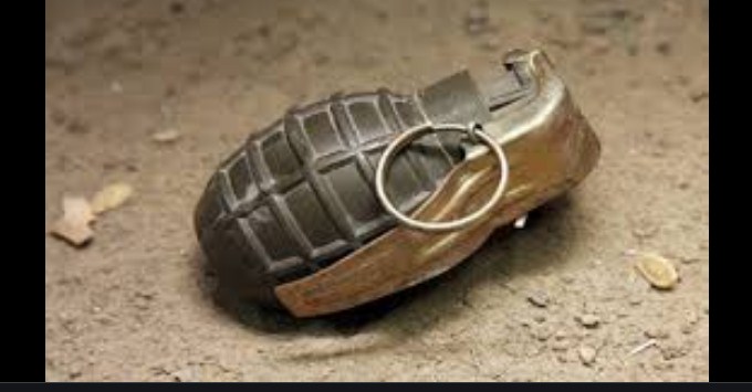 Two policemen injured in grenade attack by militants in Srinagar