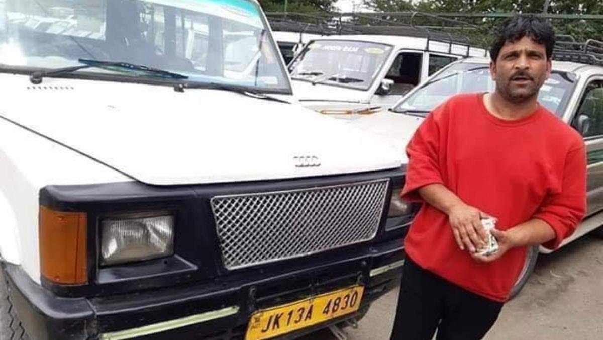 Kashmiri Cab driver returns Tourists' bag with Cash and Gold worth 10 Lakhs