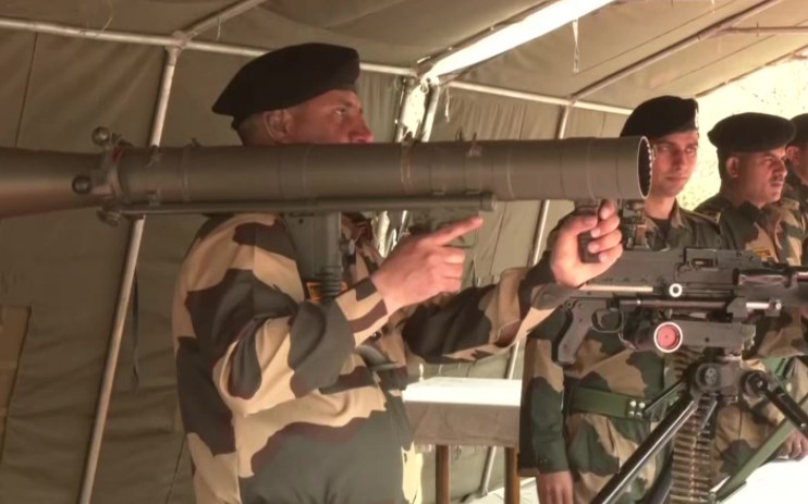 BSF displays weapons for civilians in Srinagar as part of ‘Azadi ka Amrit Mahotsav’