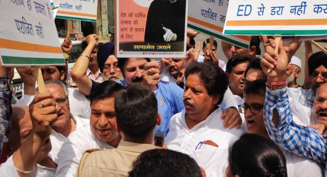           Congress leaders hold  demonstration  in Jammu against Modi Govt.