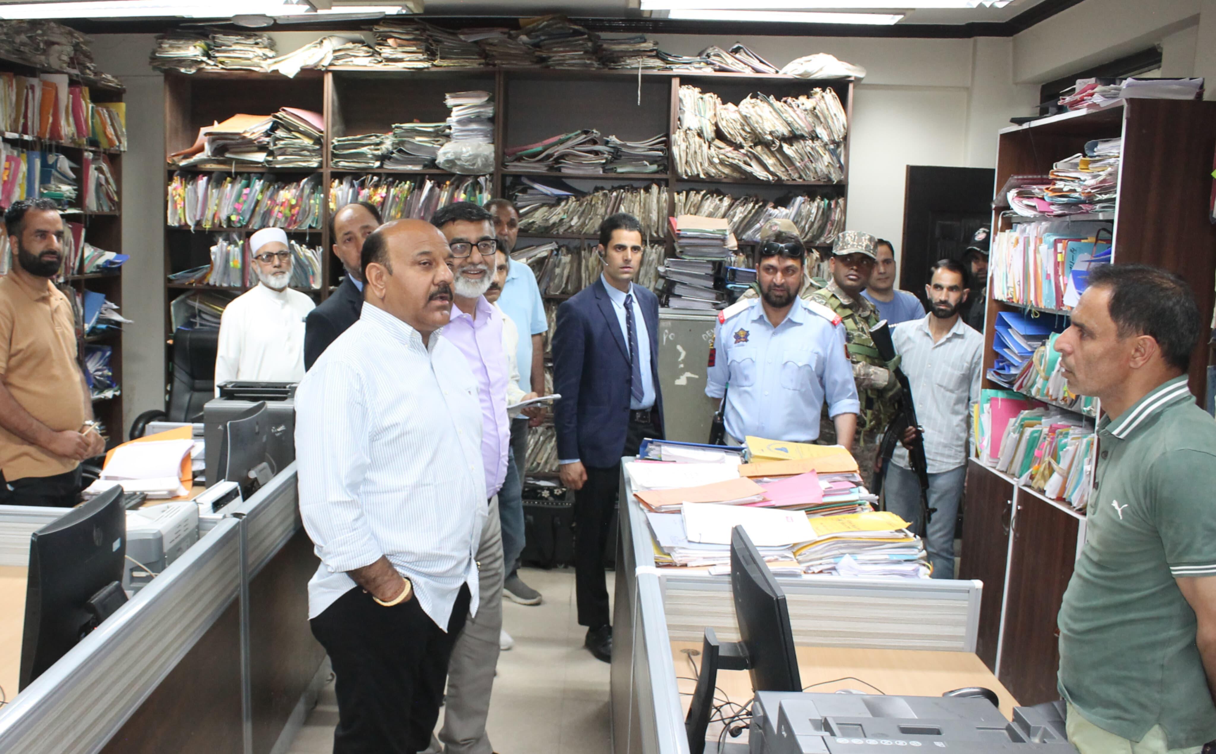 Dy CM pays surprise visit to govt offices at Sanat Ghar Bemina
