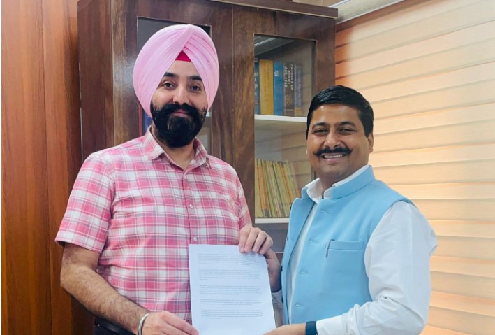 Gaurav meets Labour Commissioner Charanjit, discusses “Close Day” compliance