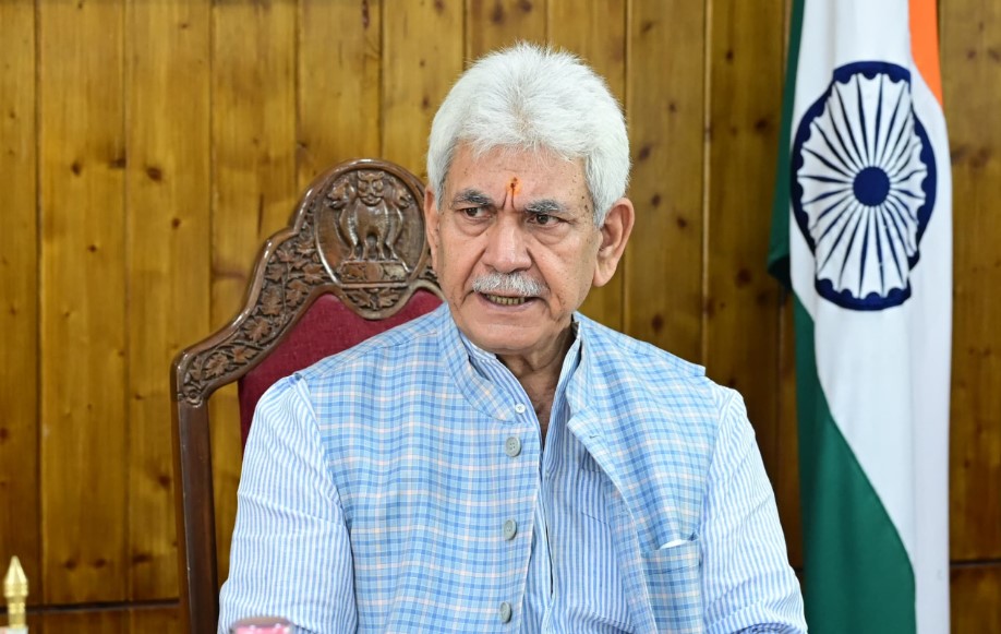 Lieutenant Governor J&K flags off mountaineering expedition in Srinagar