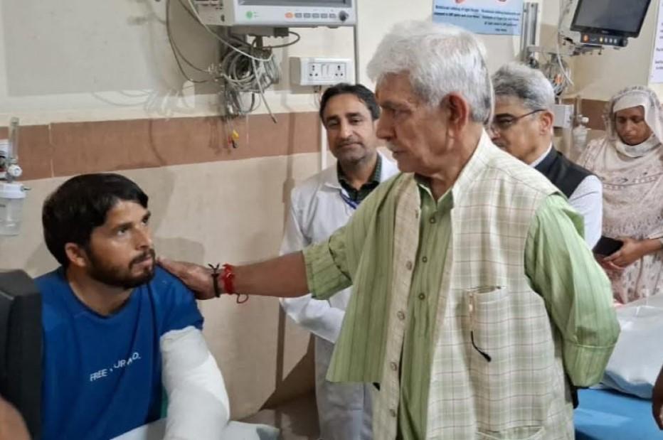 Lieutenant Governor visits Rajouri, meets the families affected due to unprovoked heavy firing by Pakistan