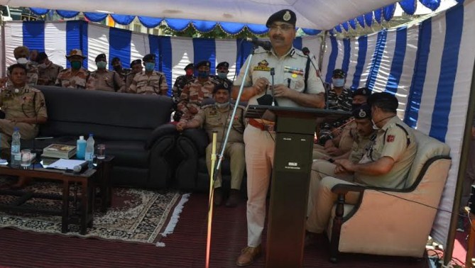 J&K Police DGP reviews situation along IB, rewards BSF men who shot Pak hexacopter