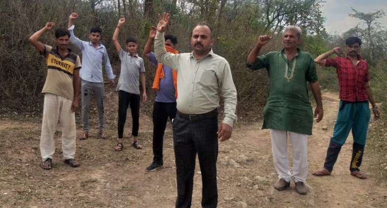 Residents of Pounthal Panchayat hold protest for construction of road from Chullana to Balad