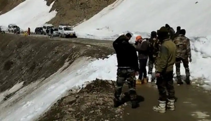 J&K: Four injured, 4 rescued as avalanche hits vehicle in Kupwara