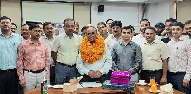 Div Com office Jammu accords warm send off to Retiring Girdawar