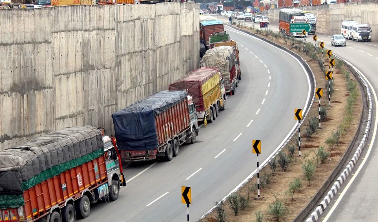 Traffic remains suspended on Jammu-Srinagar highway