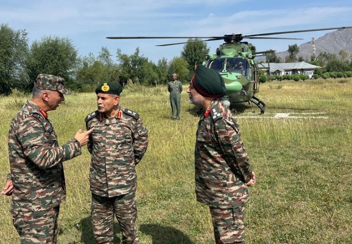 Northern Army Commander reviews operational situation at J&K Gunfight Site