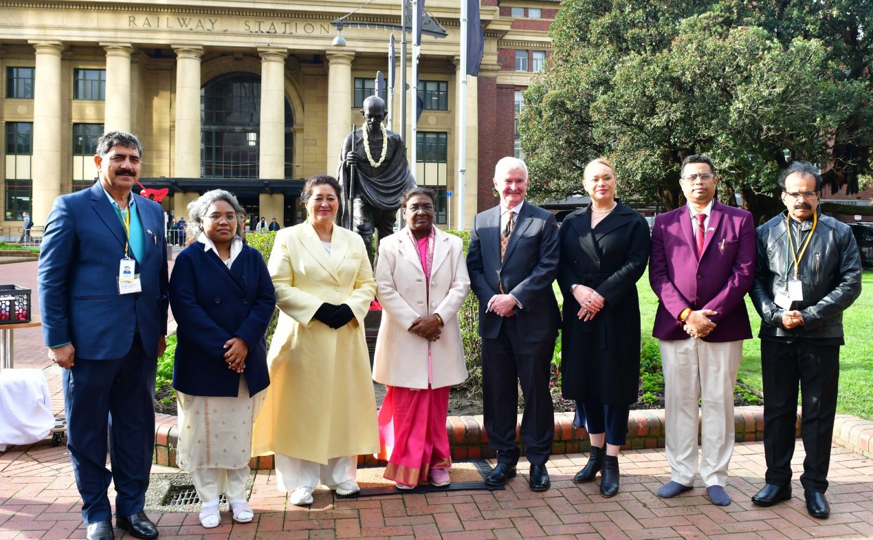 President Murmu pays floral tribute to Mahatma Gandhi in New Zealand