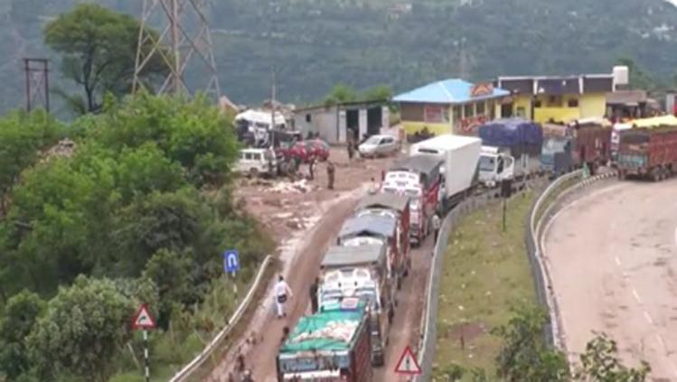 Massive traffic jams on Jammu-Srinagar highway as single-lane movement continues at Thard