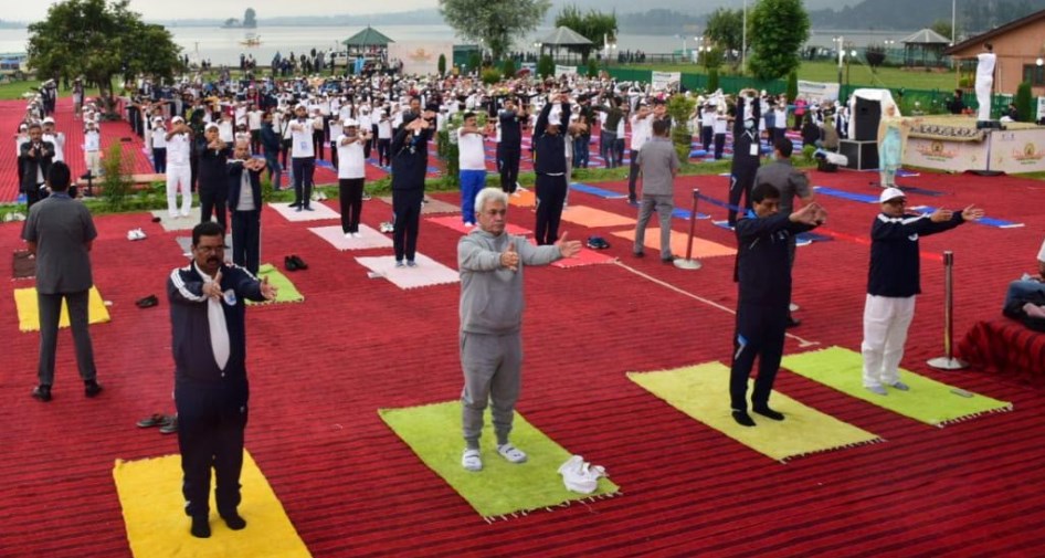 Lt Governor, Union MoS participate in International Day of Yoga celebrations at Dal Lake