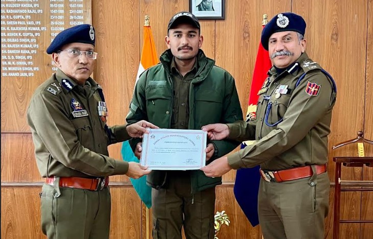 ADGP Jammu zone felicitates top performers of training course at Greyhounds Vishakhapatnam