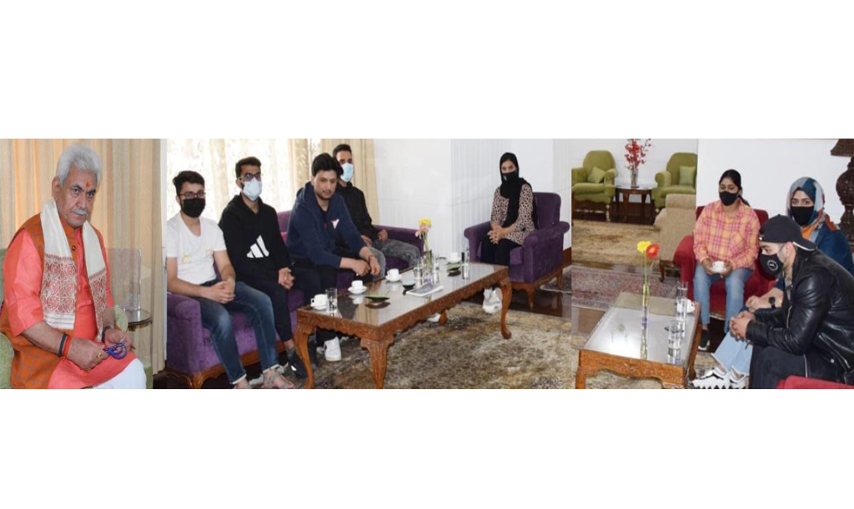 Lt Governor meets Ukraine returned MBBS students of Kashmir