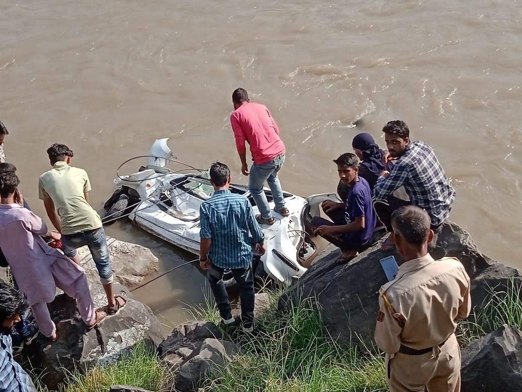 Cop killed, 5 others injured as Car rolls into gorge in Poonch 