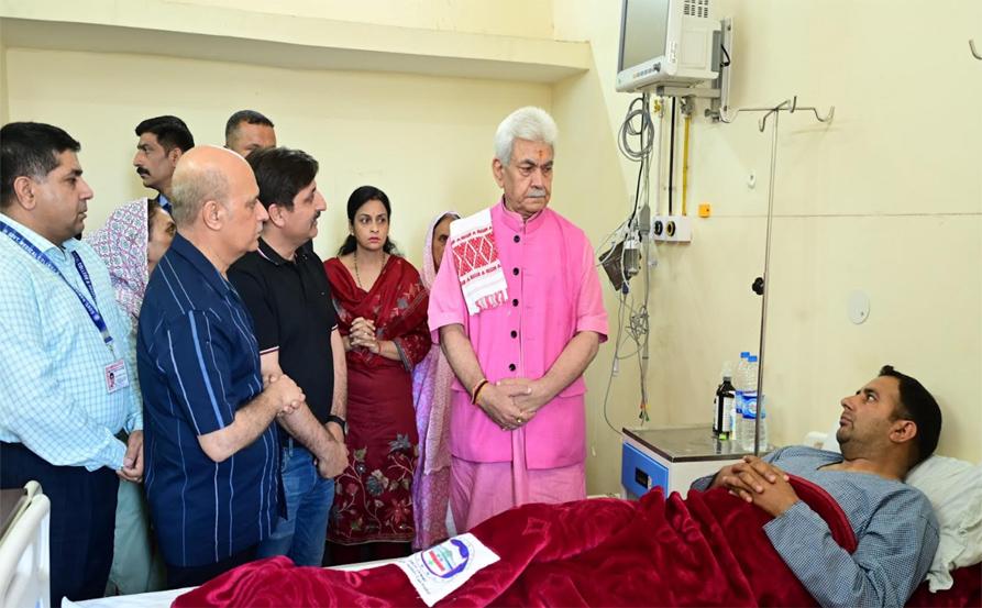 Lieutenant Governor visits GMC Jammu, enquires about the health of Police personnel injured in Kathua