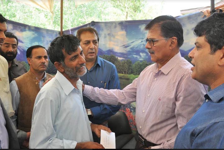 Advisor Kumar visits Pattan, condoles with deceased cricketer’s family,  Hands over Rs 5 lakh cheque to NoK