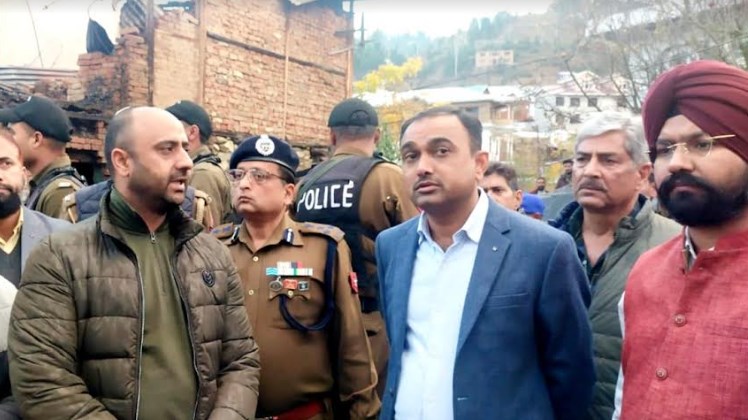 Div Com visits fire incident site in Bhaderwah