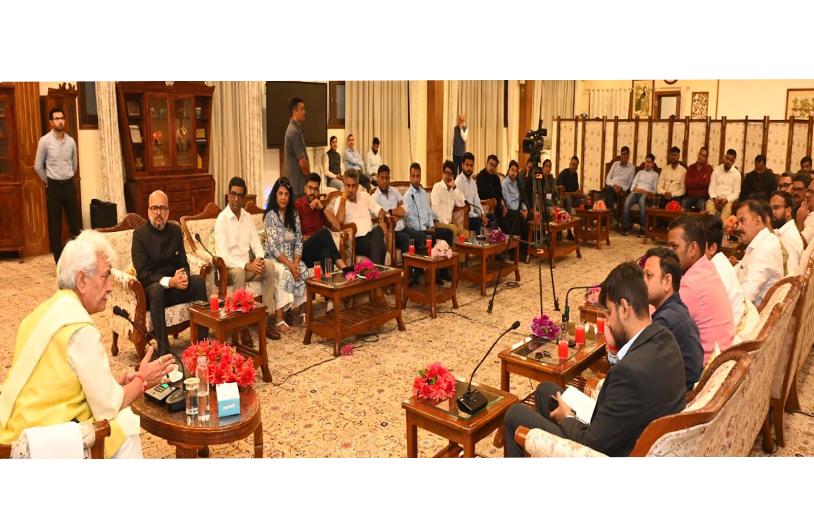 Lieutenant Governor interacts with delegation of media representatives from Mumbai