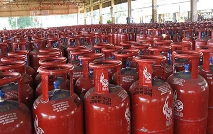 Prices of commercial LPG cylinders slashed by Rs 19