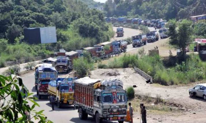 One-way traffic resumes on Jammu-Srinagar National Highway after 3 days