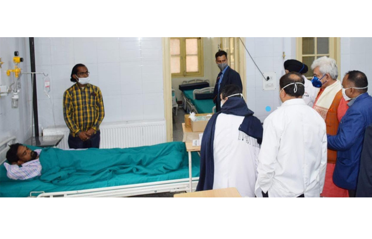 Lt Governor visits SMHS hospital; enquires about the condition of two labourers injured in recent terrorist attacks