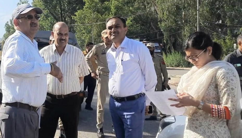 Div Com inspects status of work on Package I & III of Jammu-Akhnoor Road project