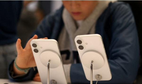 Trumps tariffs on China could lead to 50% price hike on iPhones