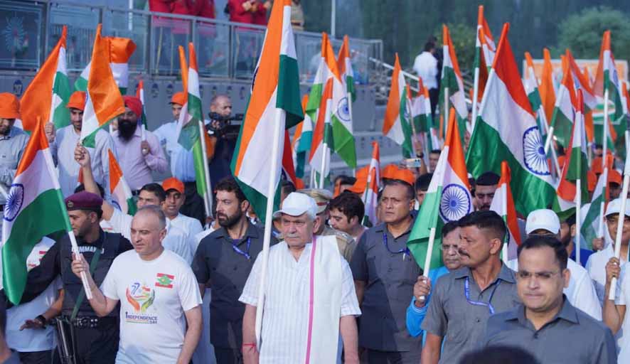 Lt Governor flags off Tiranga Yatra in Srinagar; joins thousands of enthusiastic citizens in the walkathon from KICC to Botanical Garden