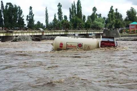 Jhelum crosses alarm mark after Heavy Rains in Anantnag