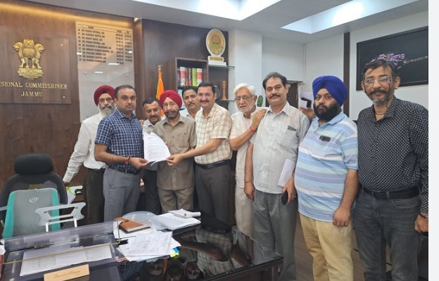 PDP delegation submits memorandum to J&K admin, highlights various demands