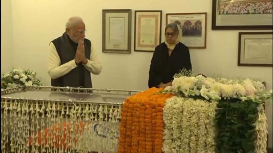 PM Modi pays last respect to Former PM Manmohan Singh at his residence