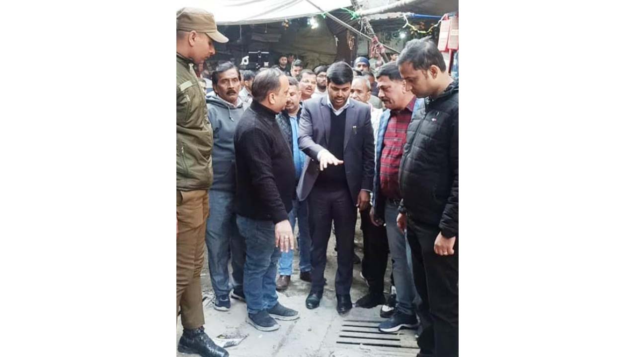 Commissioner JMC visits Sabzi Mandi Parade to review facilities