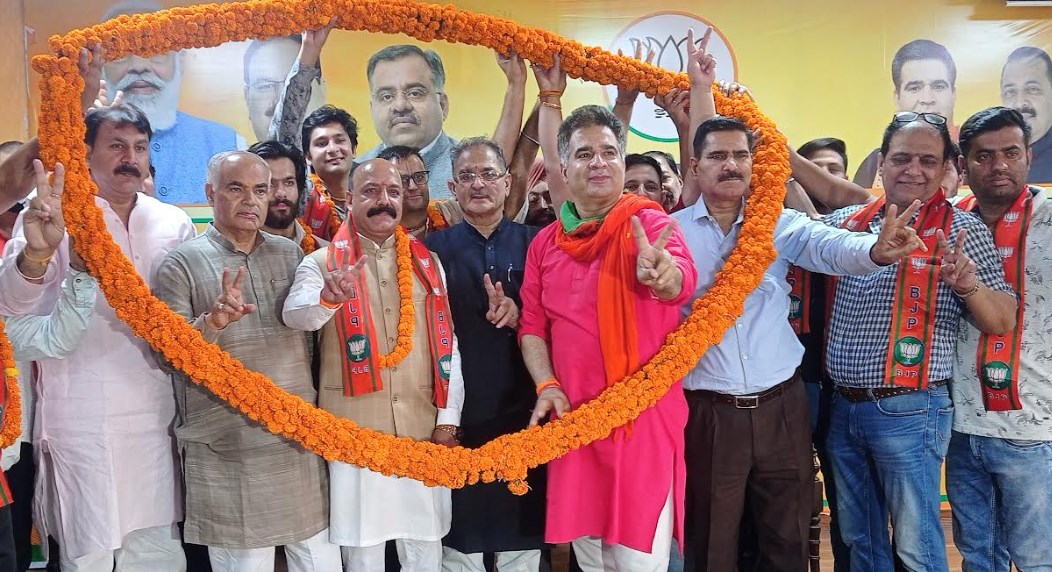 Senior Congress leader Raju Sharma with supporters joins BJP