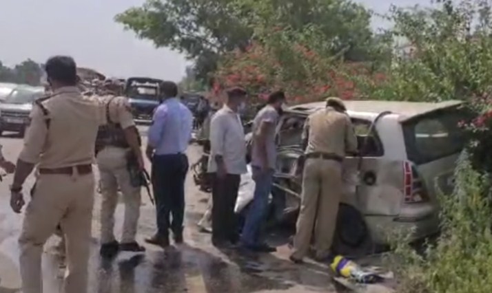 2 killed, 4 injured as vehicle collides with wall on highway in J-K''s Kathua