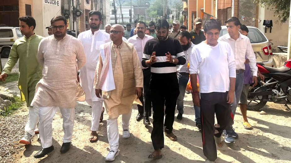 Mayor visits migrants camps Jagti, Nagrota; takes stock of problems