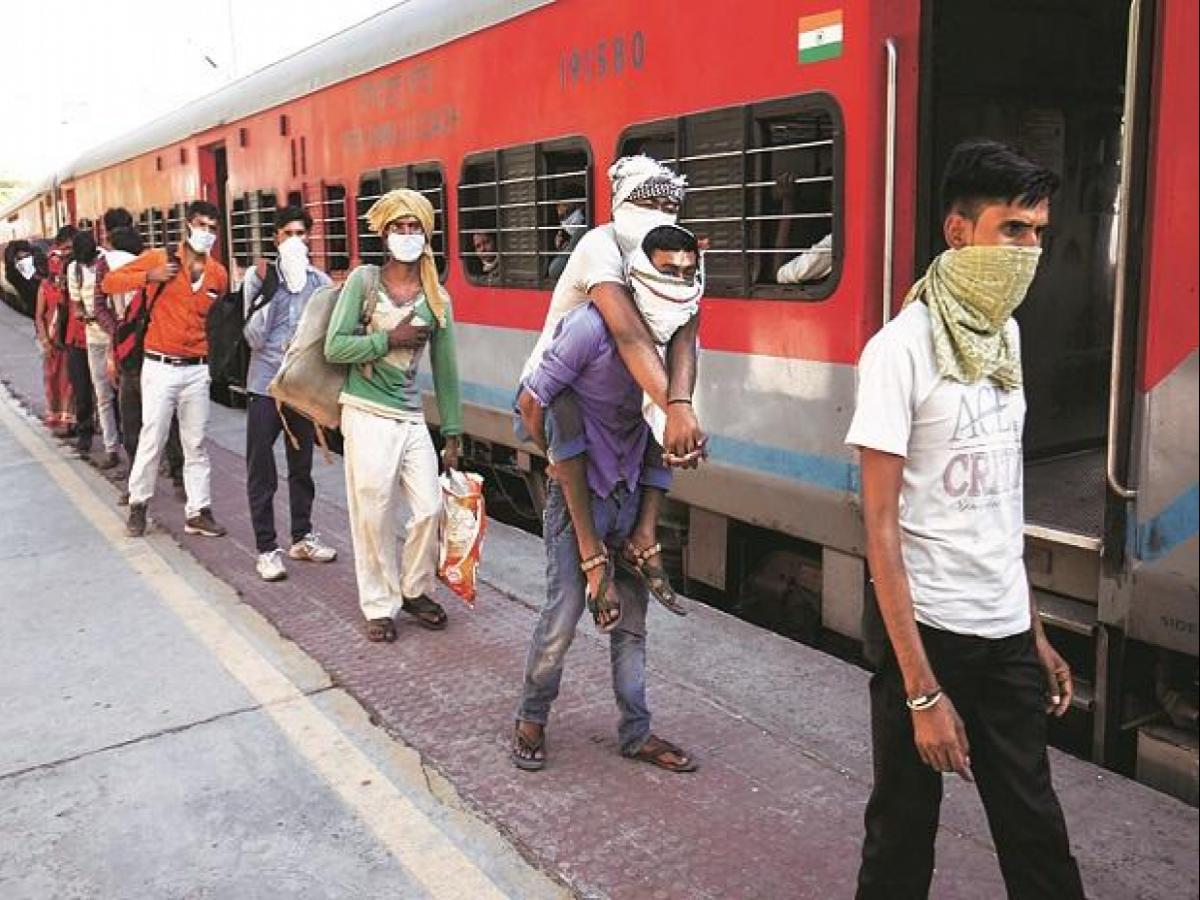 Govt sends back 26564 outbound migrant workers to different states; 1289 onboard land in J&K in 15 fights 