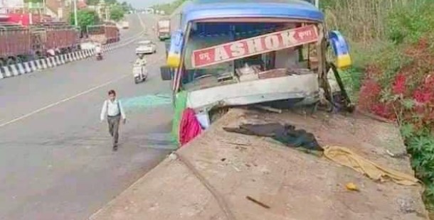 J&K: Eleven persons injured in bus-truck collision in Lakhanpur