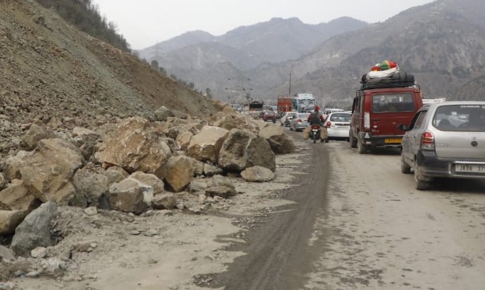Traffic suspended on Jammu-Srinagar NH for repairs and maintenance
