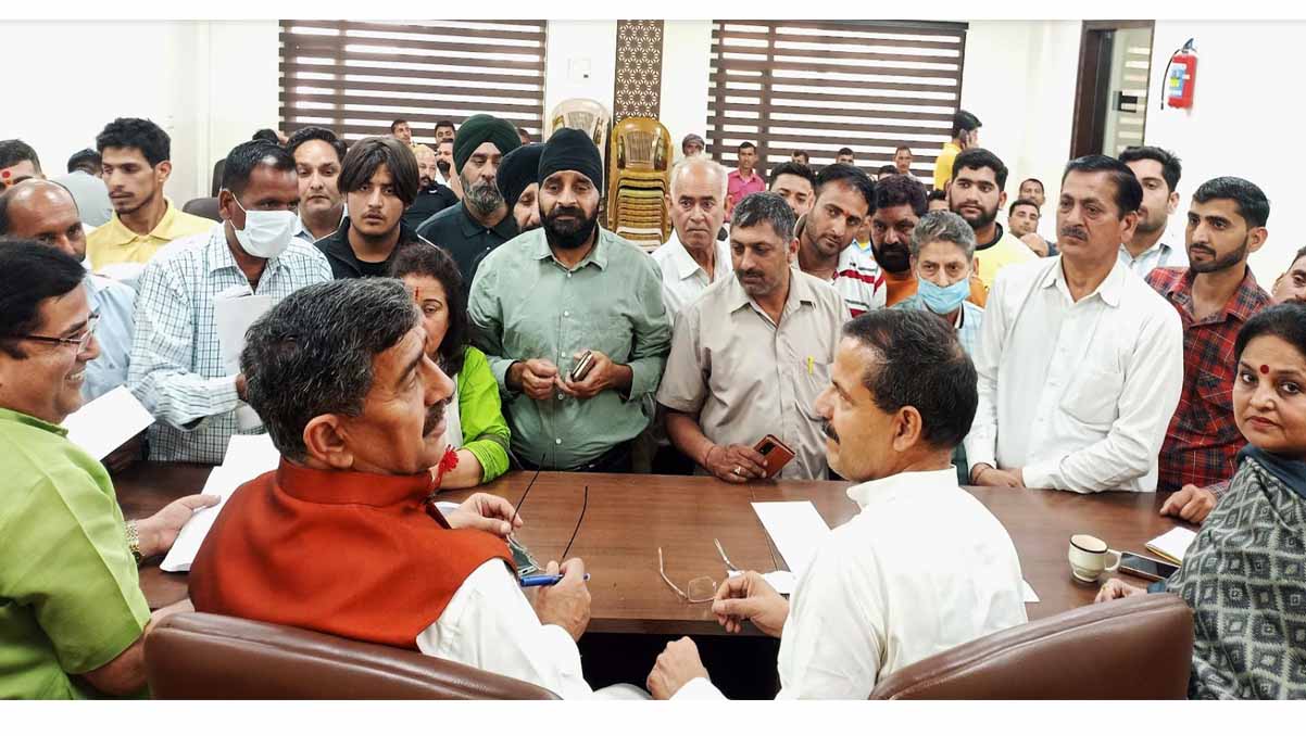 Jugal Kishore Sharma, Priya Sethi, Balwant Mankotia, GL Raina listens to the grievances of public