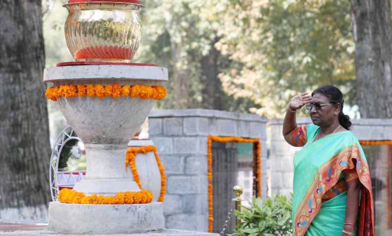 President Murmu arrives in Srinagar pays tribute at martyrs' memorial