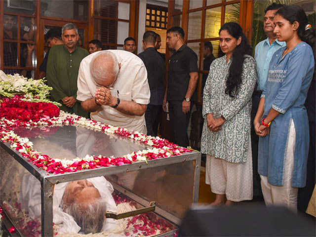 Last rites of Iron lady who gave 70 flyovers, Metro rail, CNG buses to Delhi 