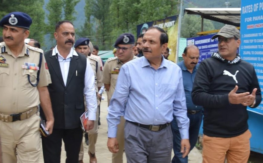 Advisor Bhatnagar visits Nunwan Base camp, reviews arrangements for ongoing Shri Amarnathji Yatra