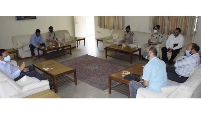 Advisor Bhatnagar visits Ramban, reviews covid control measures