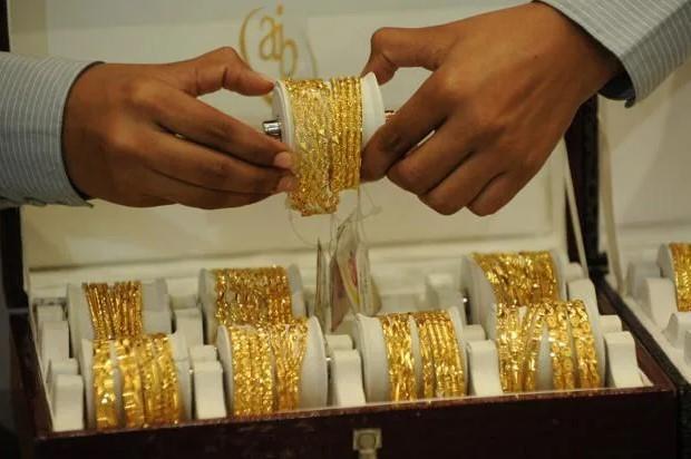 Gold jumps Rs 550 to Rs 97350/10 gm; silver declines Rs 400