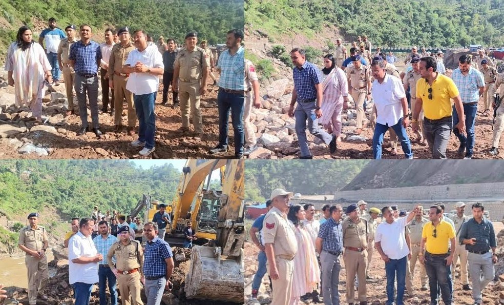Div Com Jammu inspects restoration work on NH 44