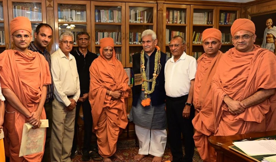Chairman Shree Swaminarayan Gurukul Vishwavidya Pratishthanam calls on Lt Governor